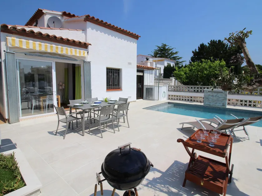 Charming Holiday Home in Empuriabrava with Pool - Image 1