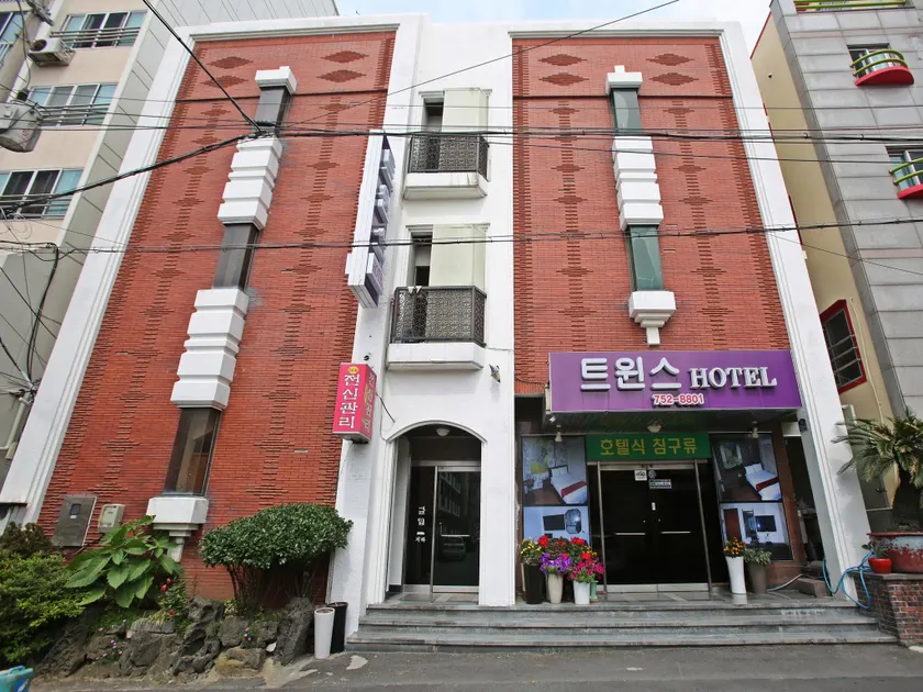 Twins Hotel - Image 1
