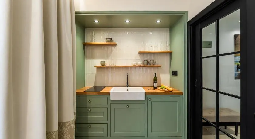 Pinot Noir Apartments & Wine Bar - Image 1