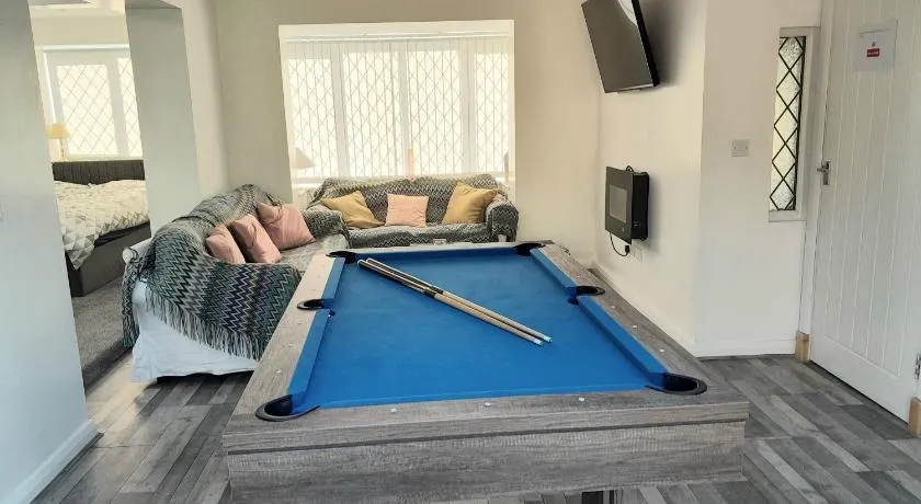 Cosy one bed with parking - Image 1