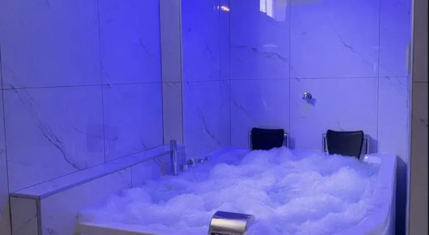 Peruyork - Sauna & Jacuzzi - Image 1