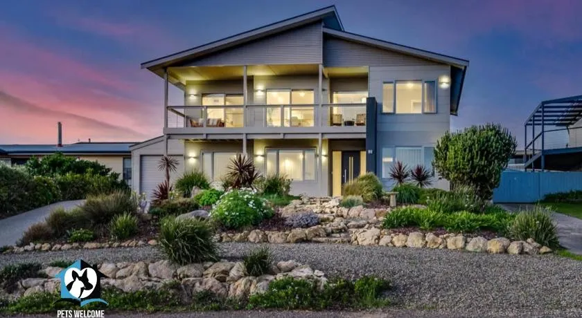 Majestic Ocean Views in Architectural 3BR House - Image 1