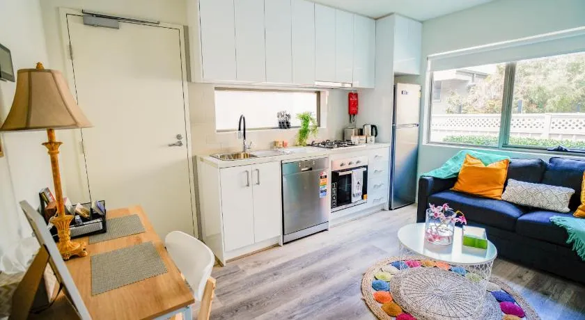 U1 Brunswick Living Ground Floor Patio Close to APT and CBD Free Wifi Tram at Doorstep - Image 1