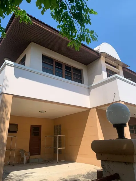 Entire Renovated and Spacious Residential Home - Image 1