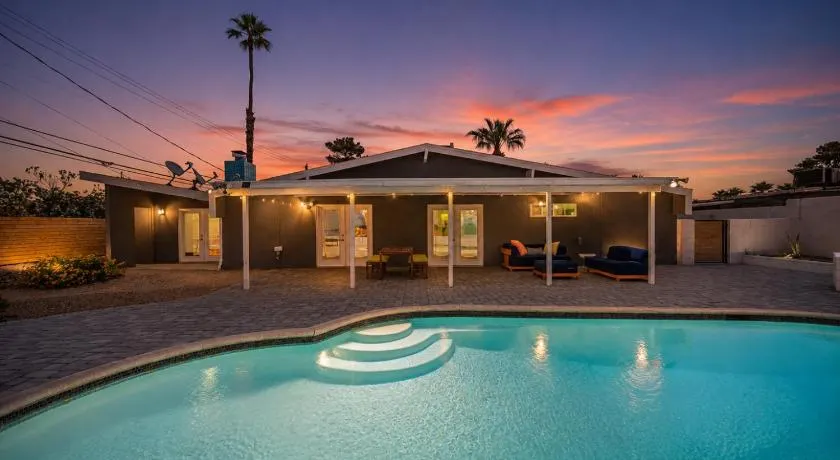 Paradise Palms - a Pool Oasis near STRIP - Image 1