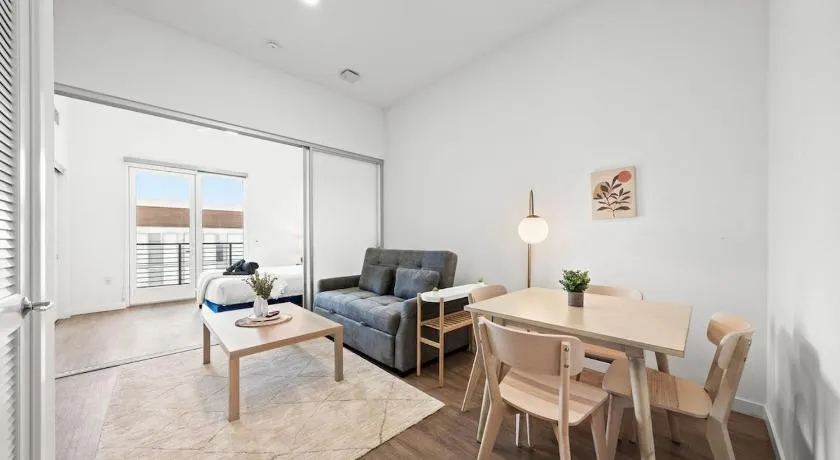 Top-Floor Gem & Heated Pool Walk to Attractions - Image 1
