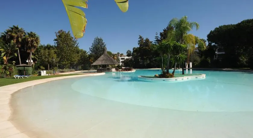 Bonito piso con jardines y piscina - Image 1