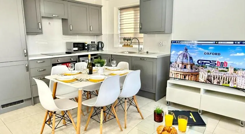 Walnut Luxurious 2-Bedroom with Ensuite - Parking, Netflix, WIFI - Close to Oxford, Bicester & Blenheim Palace - Image 1
