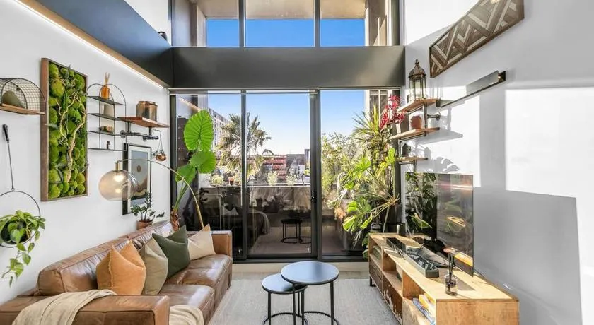 Sol Docklands - Unique 3 Bedroom Loft, Infinity Pool, Gym, Free Parking and Free Trams - Image 1
