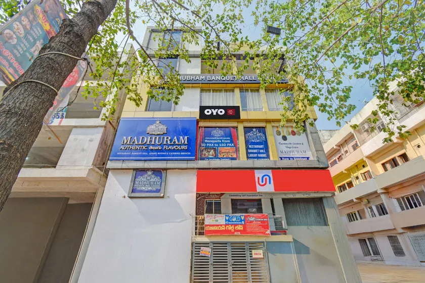 OYO 841825 Madhuram Lodge - Image 1