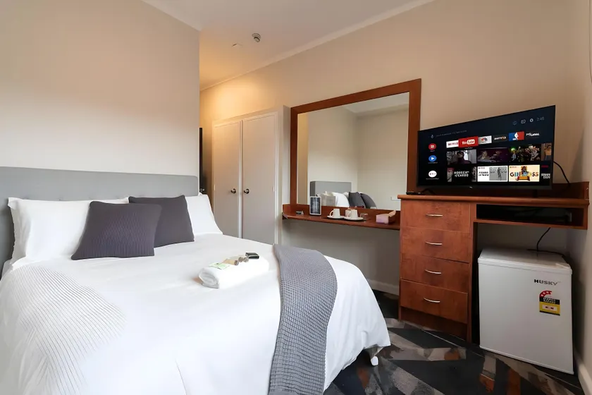 Harp Hotel - Image 1