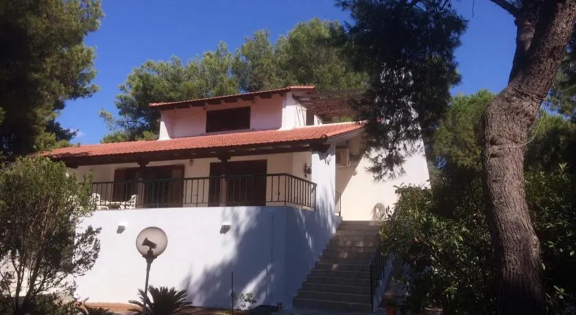 Seaside Villa in Alikes, Chalkida - Image 1