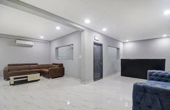 Hotel Ivory Towers - Image 1