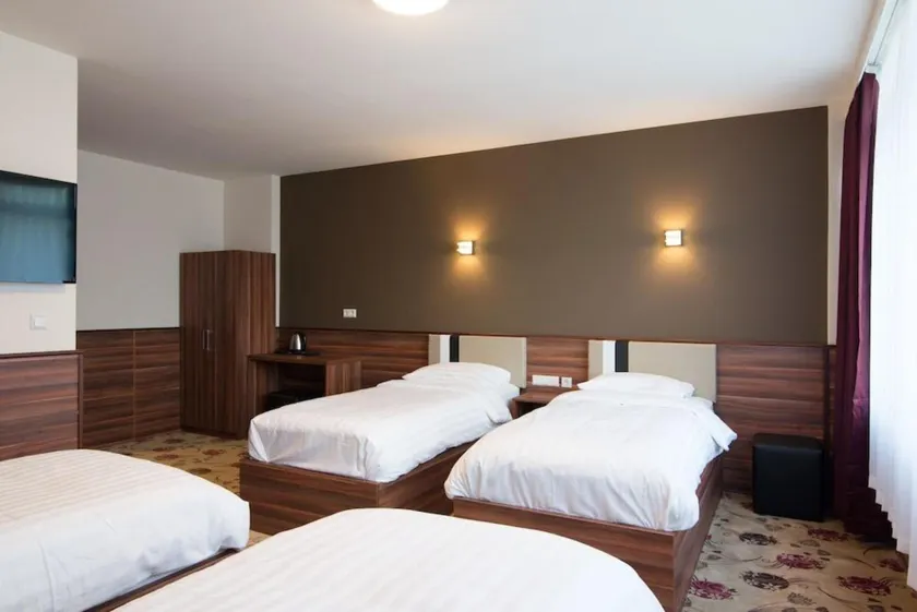 Hotel King's Court - Image 1