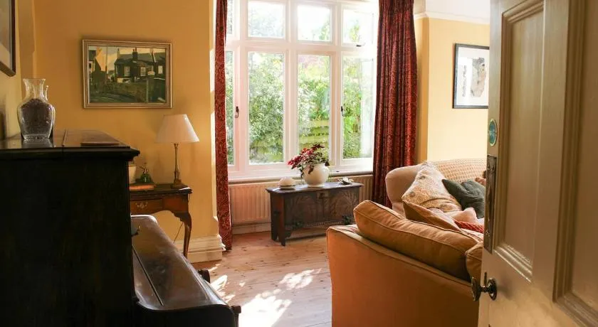 Lewes Sauna House - Classic Interiors, Private Sauna & Castle Views - Image 1