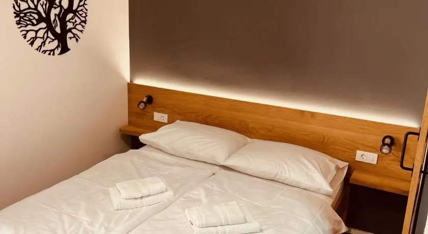 PJ Hotel Cerklje - 5min to Airport - Free Parking - Image 1