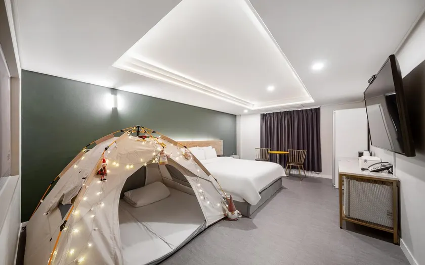 Brighten Hotel - Image 1
