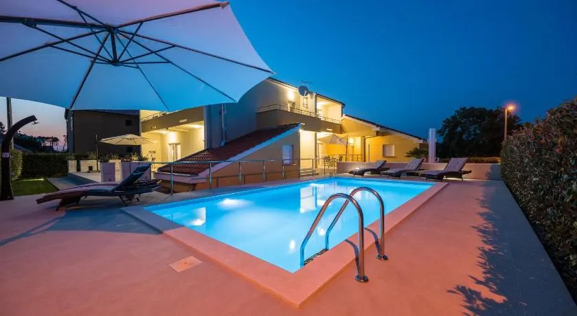 Villa Petra s bazenom, roštiljem i parkingom - Image 1