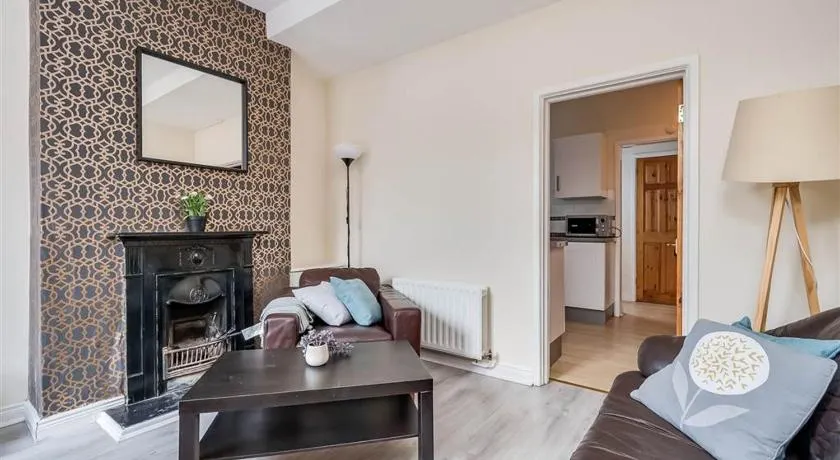 Beautiful 2 Bed House, South Belfast. 7 Minutes city centre. - Image 1