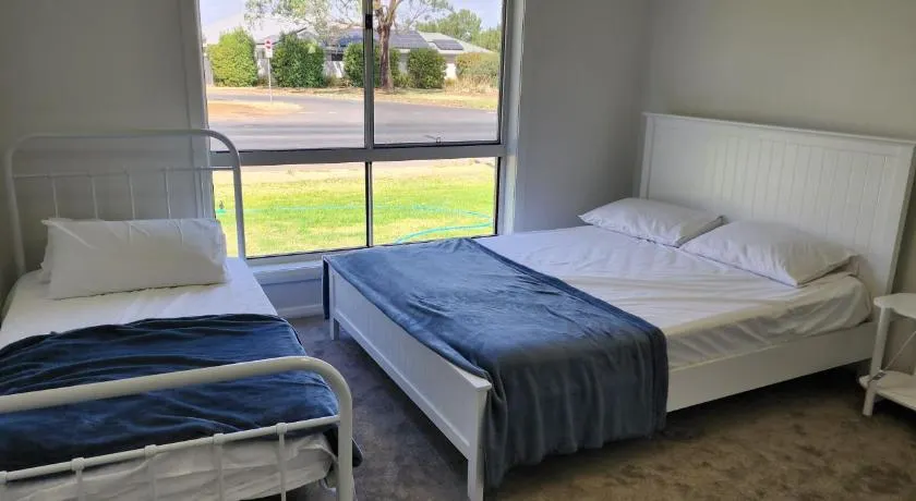 Room In Dubbo With Queens Beds - Image 1