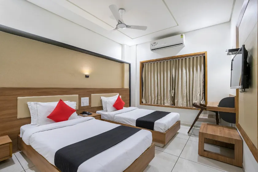 Capital O 66977 Hotel Parth - Image 1
