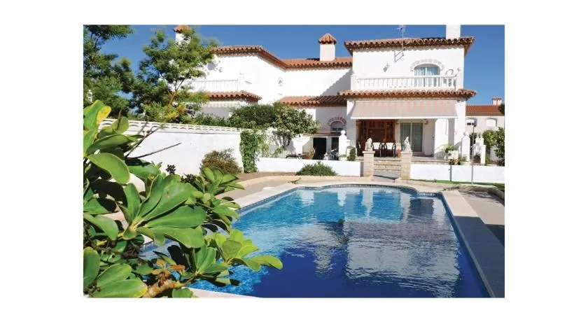 PRECIOSA CASA CON PISCINA AL LADO DE LA PLAYA - Image 1