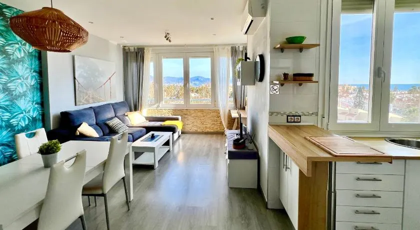 Espectacular apartamento junto al mar, con piscina en Málaga - Image 1