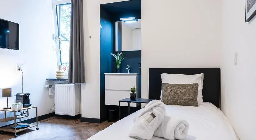 Apartamento moderno num edifício histórico, com cozinha privativa e casa de banho. - Image 1