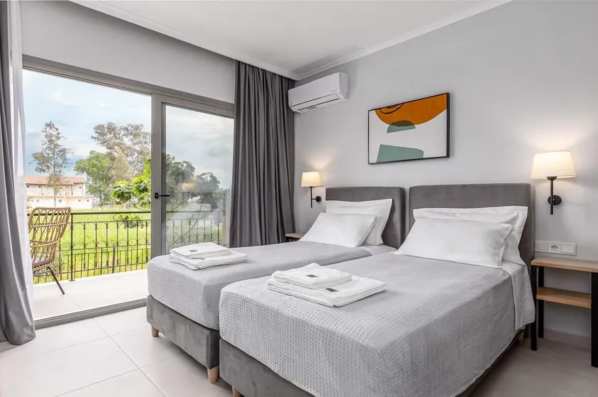 Comissa Luxury Suites, Junior3 - Image 1