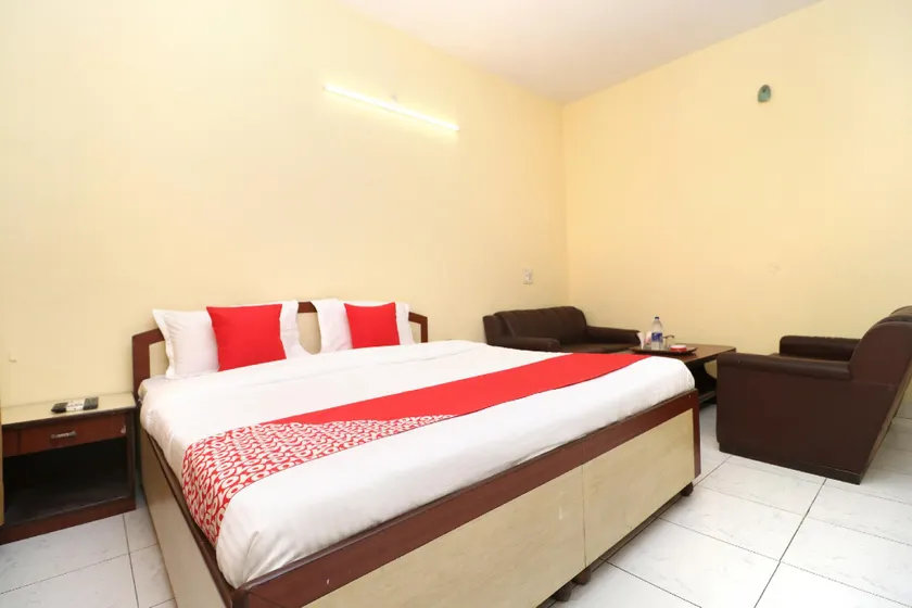 OYO 30127 Hotel Sabina International - Image 1