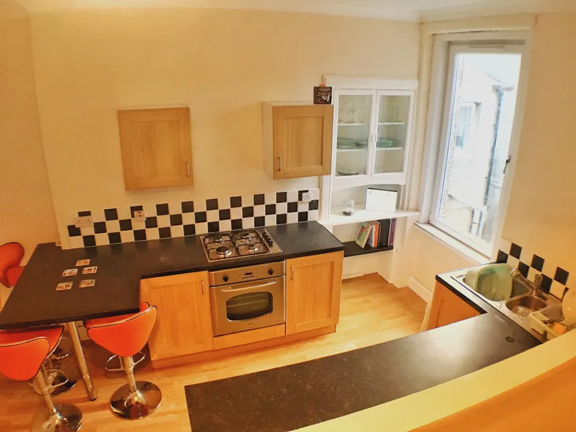 Beach & City Access - 2 Floors, Full Kitchen, Free Parking - Image 1