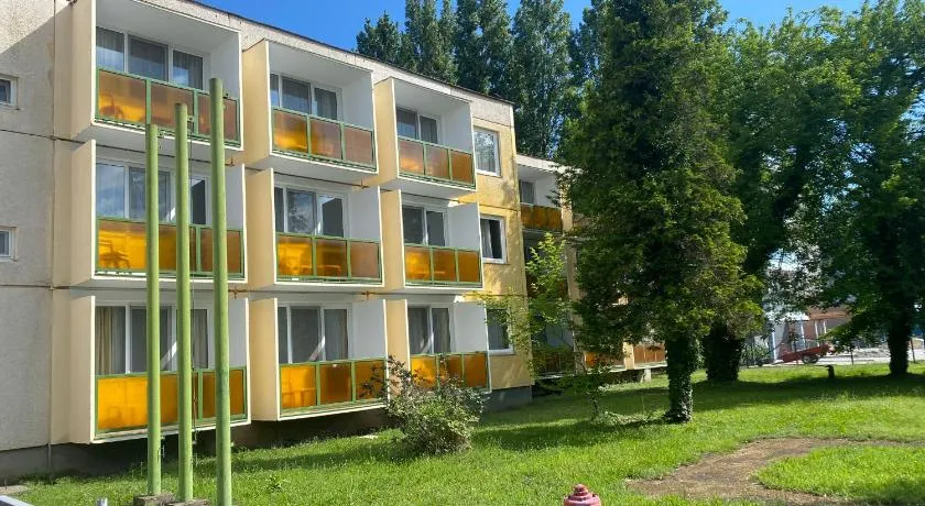 Aranypart Hostel - Image 1