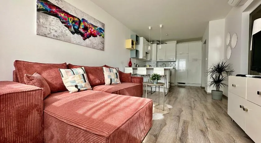 City Break Apartment - PRIVATE GARAGE, AC, BALCONY - Image 1