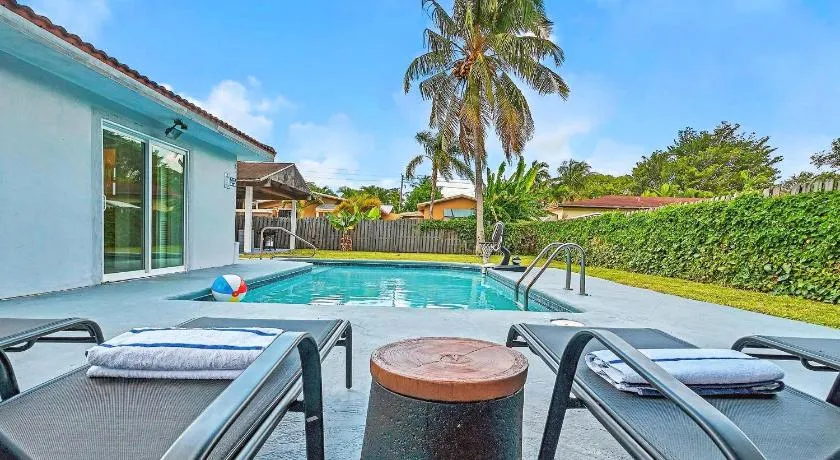Sunny Miami Stay - Pool - BBQ - Centrally Located - Image 1