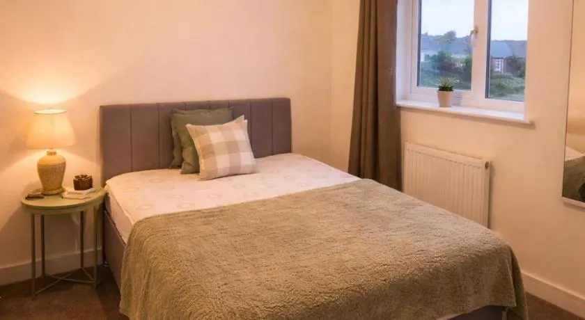 Contemporary 3-Bedroom Home Quiet Rotherham Location with Parking - Image 1