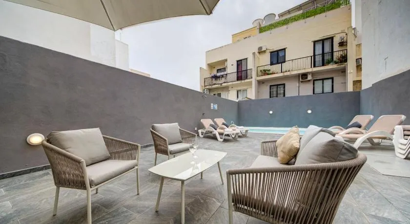 Central Oasis - Private Pool & Lounge Area - Image 1