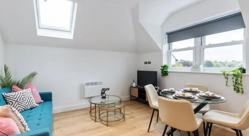 Luxury 2-Bedroom Apartment, Leatherhead, Sleeps 4 - Image 1