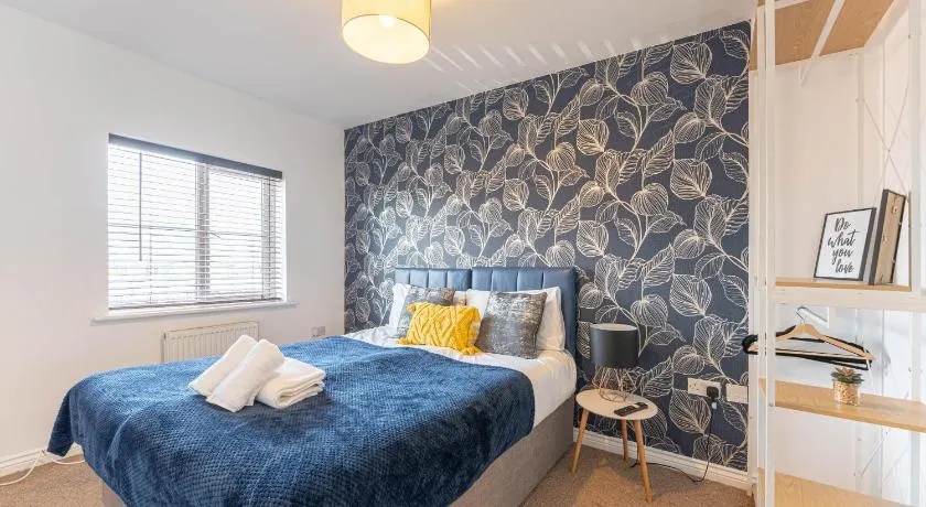 Townhouse in Rugby with Garden and Free Parking - Image 1