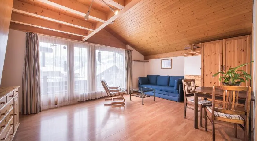 Central Wengen Wonderland: Mezzanine Studio for 4 - Image 1