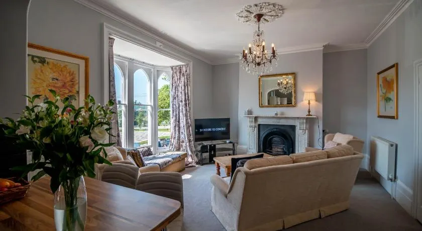 Grand 2 bed Georgian apartment at Florence House with king bed, in the heart of Herne Bay & 300m from beach - Image 1