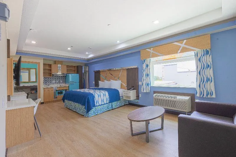 La Vyoma Villas, Westpark Hwy 6 - Image 1