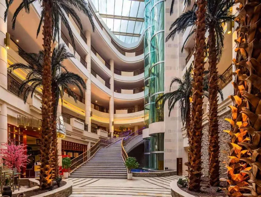 Palace Hotels (Chongqing Nanbin Road Holy Land Hot Spring Branch) 朗丽兹酒店（重庆南滨路圣地温泉店） - Image 1