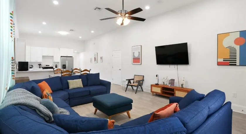 Sunny 5Bed w Parking and direct Streetcar access - Image 1