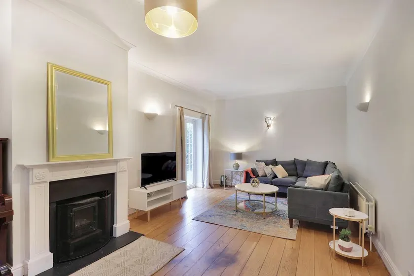 Central Tunbridge Wells Stylish & Spacious for 10 - Image 1
