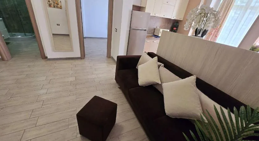 Azizi Luxury Suite Apartments - Beach Pool & Spa Resort Piscina - Image 1