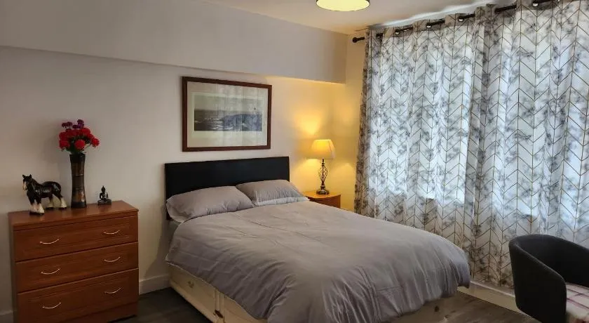 White House Ensuite double bedroom - Image 1