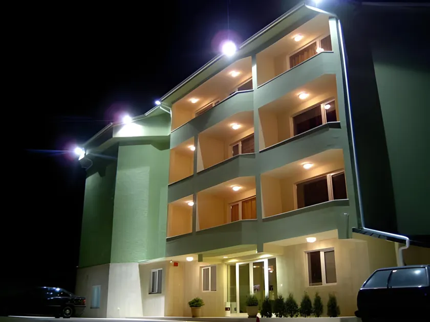 Paralax Hotel - Image 1