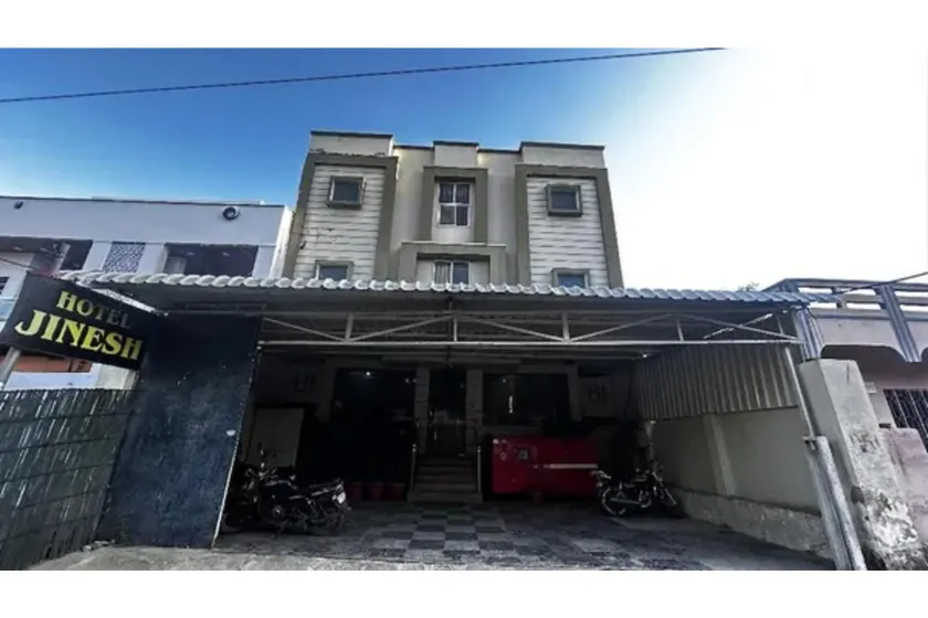 FabHotel Jinesh - Image 1