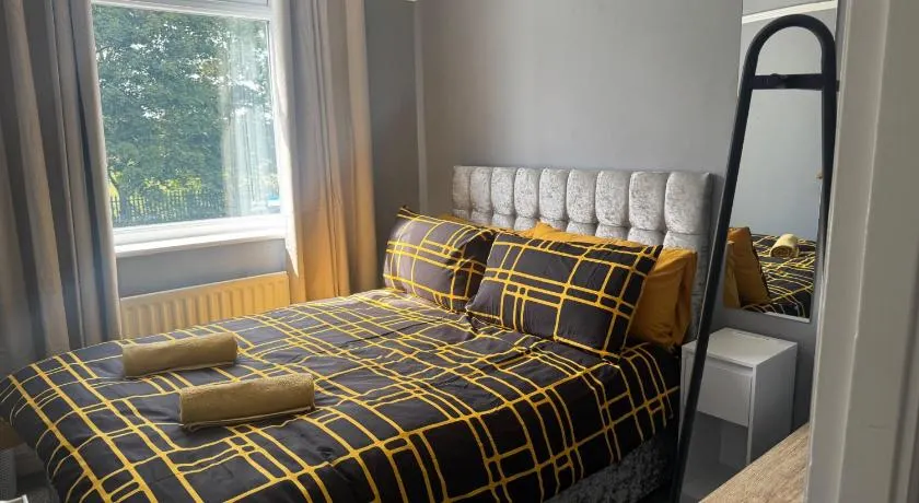 Apt-Sleeps 6-Parking-Ideal for Contractors-Garden - Image 1