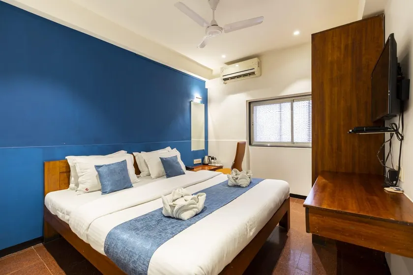 Hotel Q Deck Rooms - Vile Parle Station and Near to Mumbai Airport - Image 1